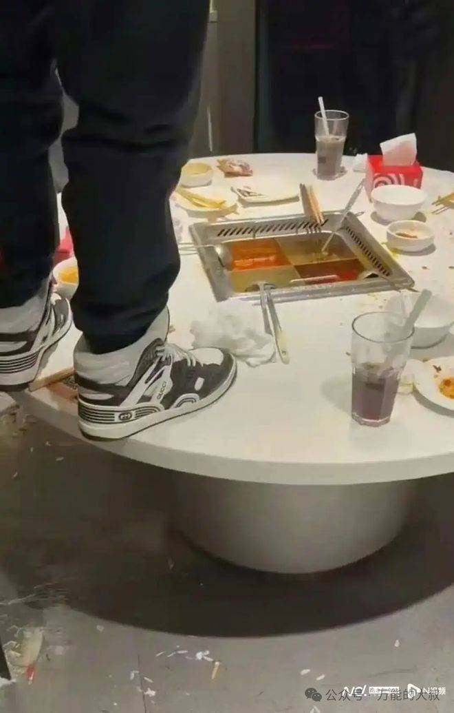 “魔童尿海”大反转<strong></p>
<p>一桶原油多少升</strong>!海底捞被抵制错在太“滥情”