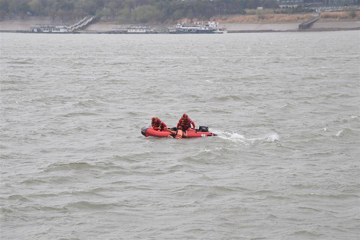 “江城平安号”船艇上<strong></p>
<p>一桶原油多少升</strong>,吴天祥、刘威威等被聘为“长江义警”