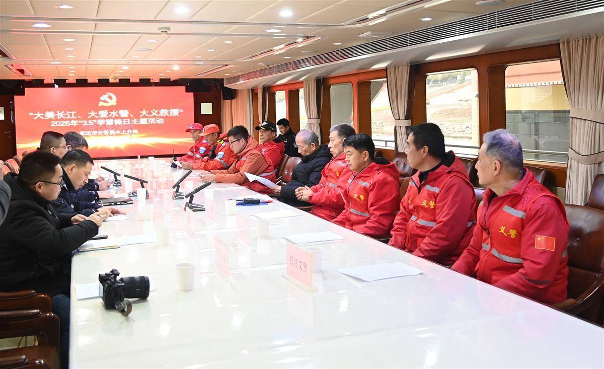 “江城平安号”船艇上<strong></p>
<p>一桶原油多少升</strong>,吴天祥、刘威威等被聘为“长江义警”