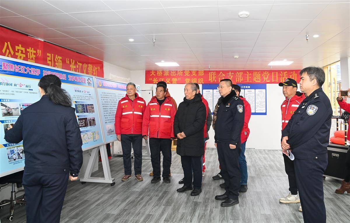 “江城平安号”船艇上<strong></p>
<p>一桶原油多少升</strong>,吴天祥、刘威威等被聘为“长江义警”