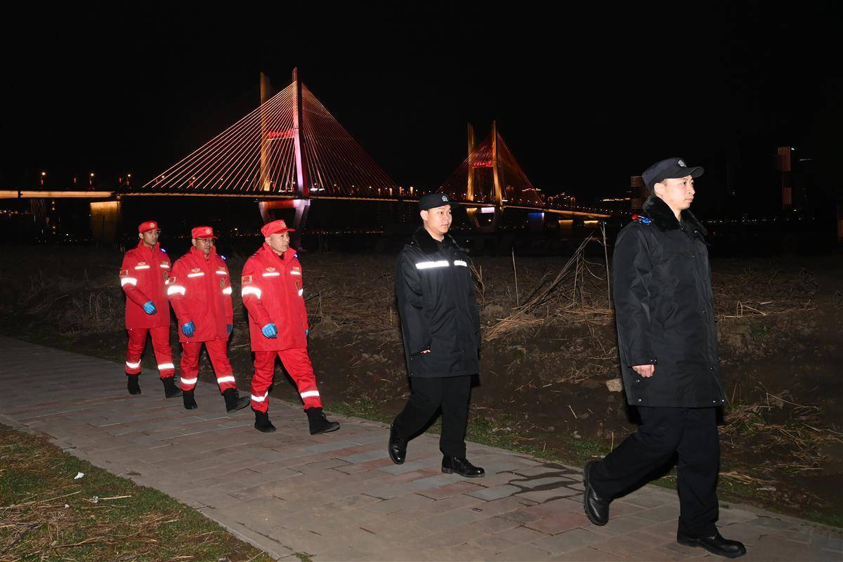 “江城平安号”船艇上<strong></p>
<p>一桶原油多少升</strong>,吴天祥、刘威威等被聘为“长江义警”