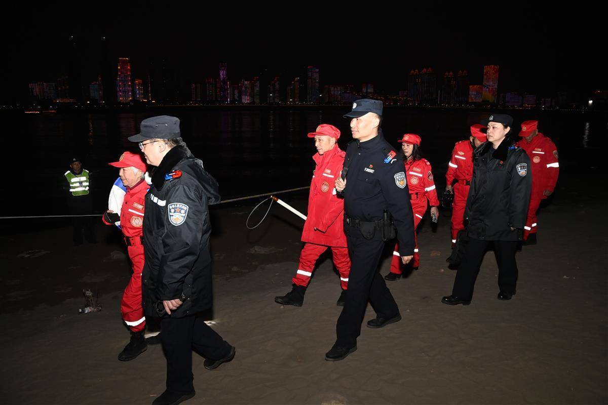 “江城平安号”船艇上<strong></p>
<p>一桶原油多少升</strong>,吴天祥、刘威威等被聘为“长江义警”