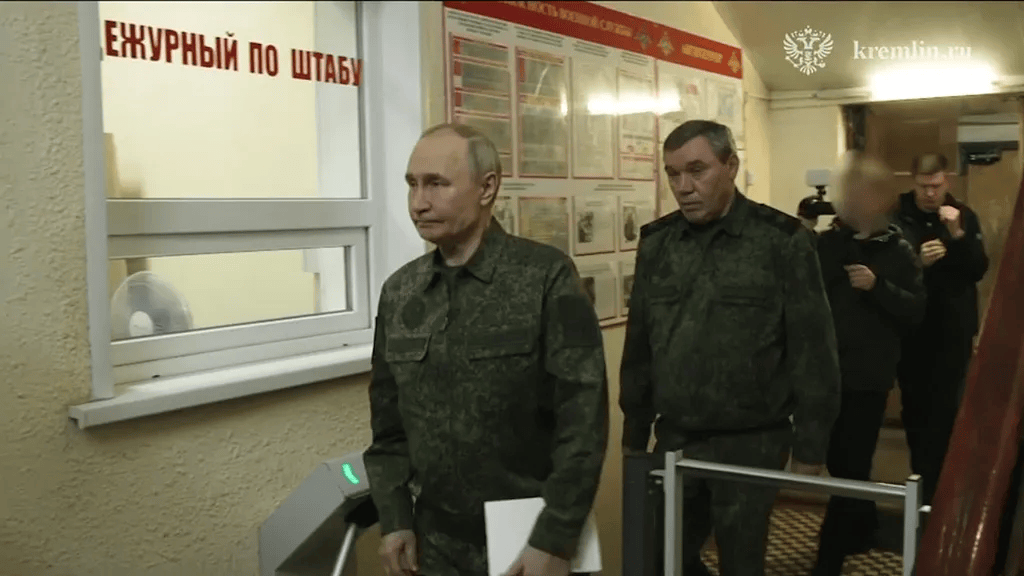 普京“罕见”军装视察前线下令夺回库尔斯克<strong></p>
<p>一桶原油多少升</strong>，专家：向停火谈判展示实力施加压力