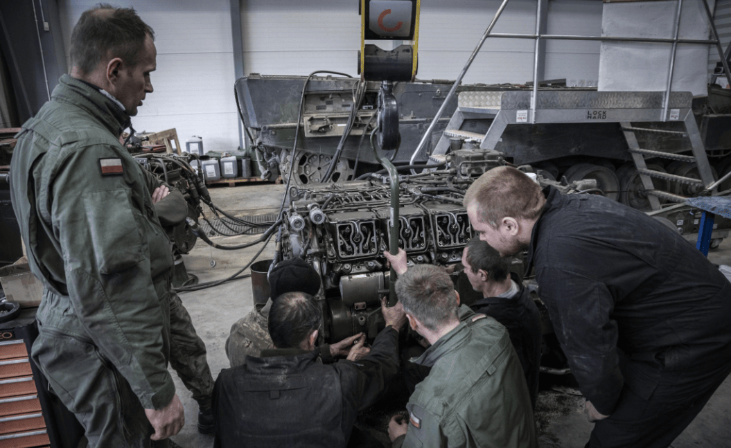 难怪特朗普出面求情<strong></p>
<p>补原油</strong>,库尔斯克真有“大鱼”!30名北约军官被困,普京给不给活路?