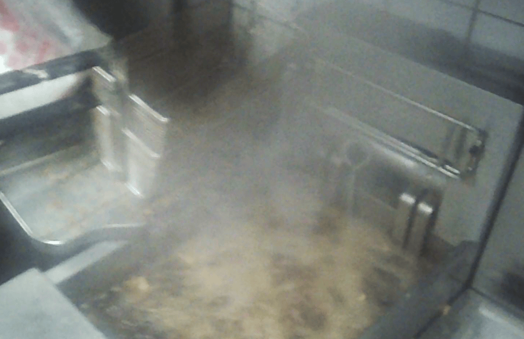 卧底华莱士两家门店：过期食材换签续命<strong></p>
<p>控原油</strong>，炸油酸价超标易引腹泻