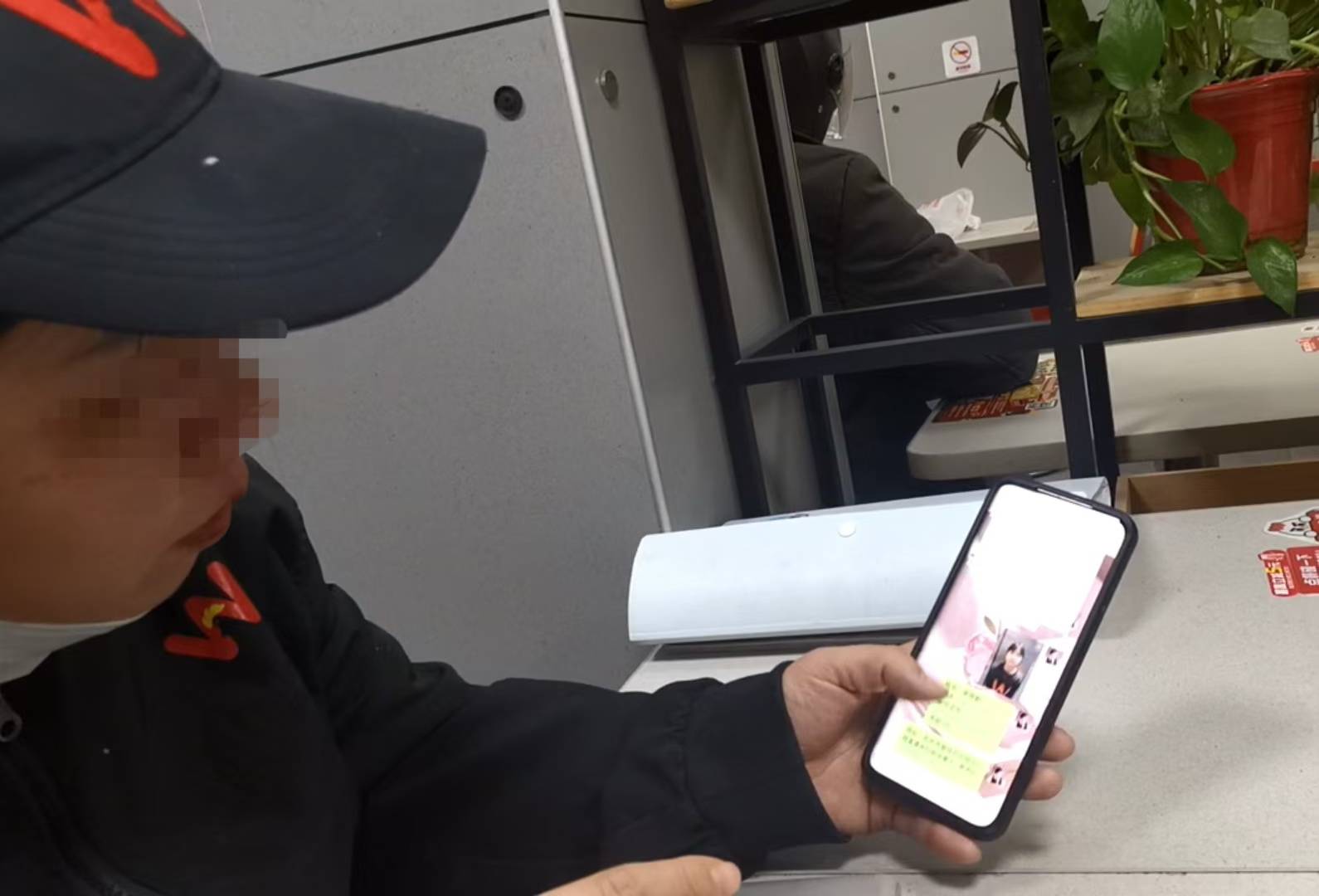 卧底华莱士两家门店：过期食材换签续命<strong></p>
<p>控原油</strong>，炸油酸价超标易引腹泻