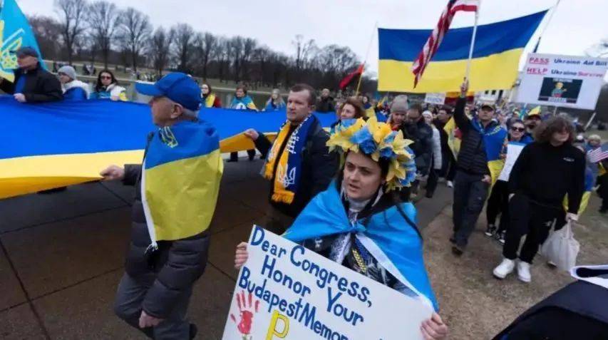 大批乌克兰人“包围”中国大使馆<strong></p>
<p>控原油</strong>,反复高呼一句话,中方终于签字