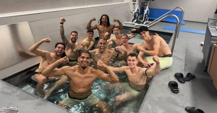 阿斯:巴萨客场逆转马竞后<strong></p>
<p>控原油</strong>,球员们在客队休息室的按摩浴缸里庆祝