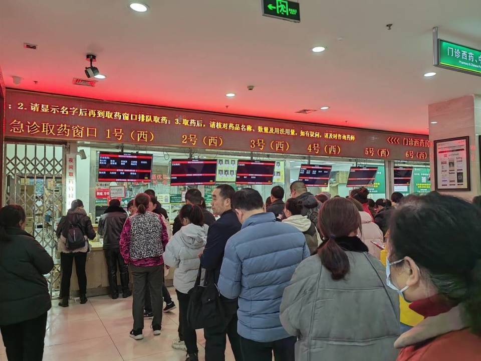 网友吐槽夜间取药窗口卷帘拉太低<strong></p>
<p>控原油</strong>,院方:情况属实,已整改