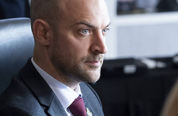 法国干邑业团体：对华干邑出口下跌60%<strong></p>
<p>美原油暴跌</strong>，法外长计划3月底访华