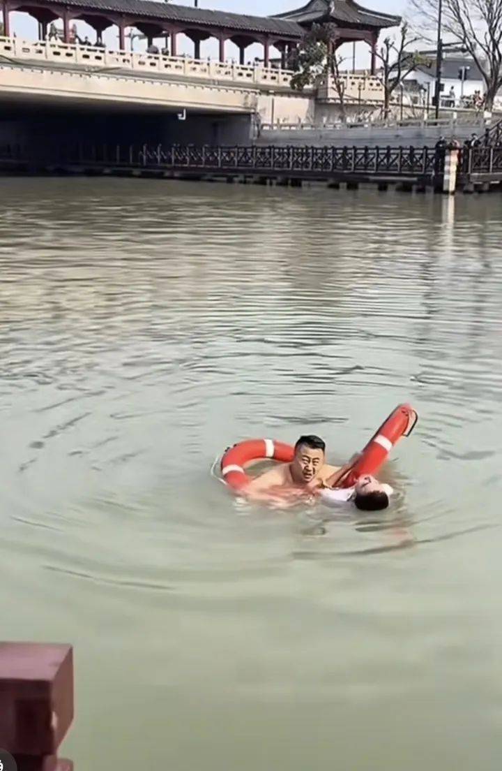 山东大哥到苏州出差<strong></p>
<p>原油现价</strong>,刚下火车20分钟跳河救人