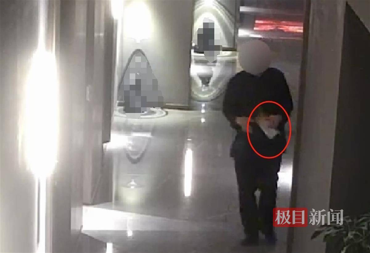 武汉一女子在艺术餐厅请客<strong></p>
<p>原油开采成本</strong>,飞天茅台竟被服务员暗中调包!两人被警方采取刑事强制措施