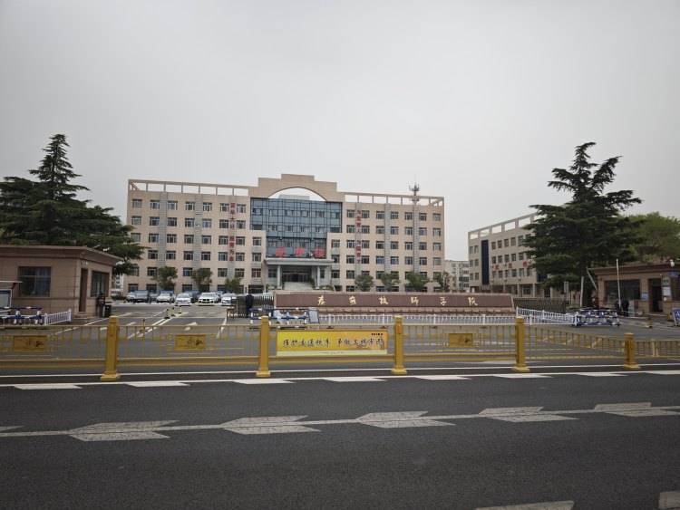 山东一任教31年教师临近退休突遭解聘<strong></p>
<p>期货原油交易所</strong>，学校回应