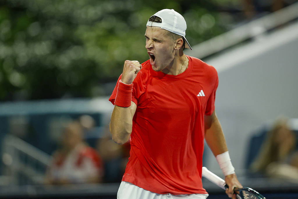 德约无缘100冠<strong></p>
<p>原油为什么下跌</strong>!迈阿密站:19岁门希克两盘抢七夺生涯首冠