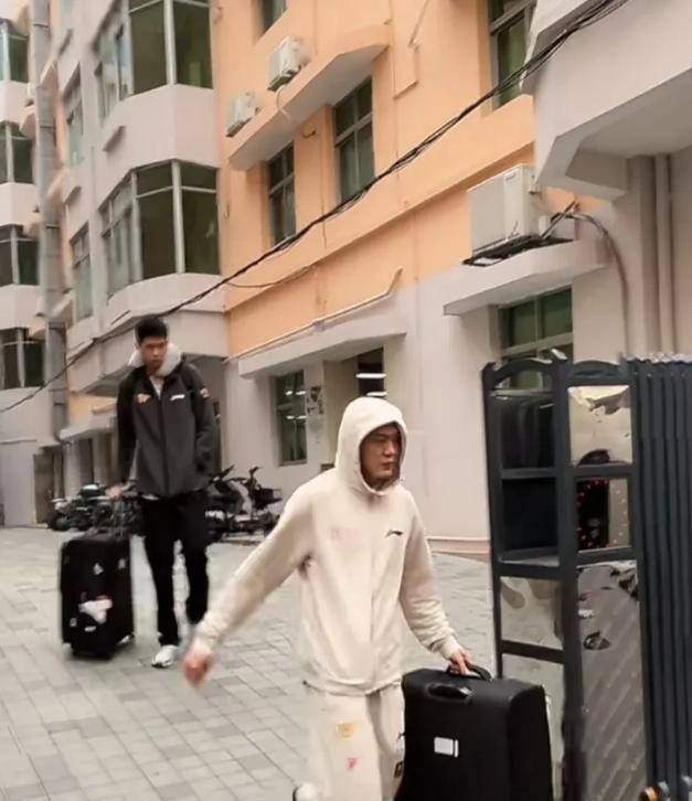 杜锋带13人出征上海！4外援+23兄弟<strong></p>
<p>如何投资原油</strong>，贝贝获重用