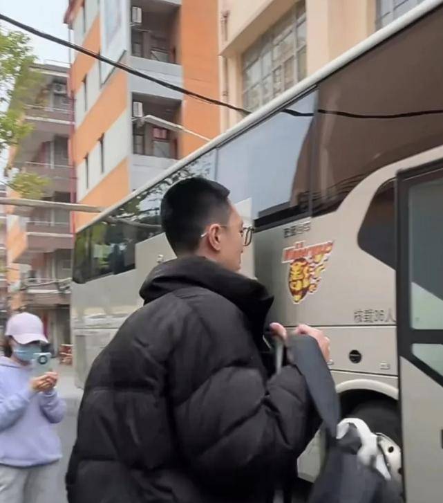 杜锋带13人出征上海！4外援+23兄弟<strong></p>
<p>如何投资原油</strong>，贝贝获重用