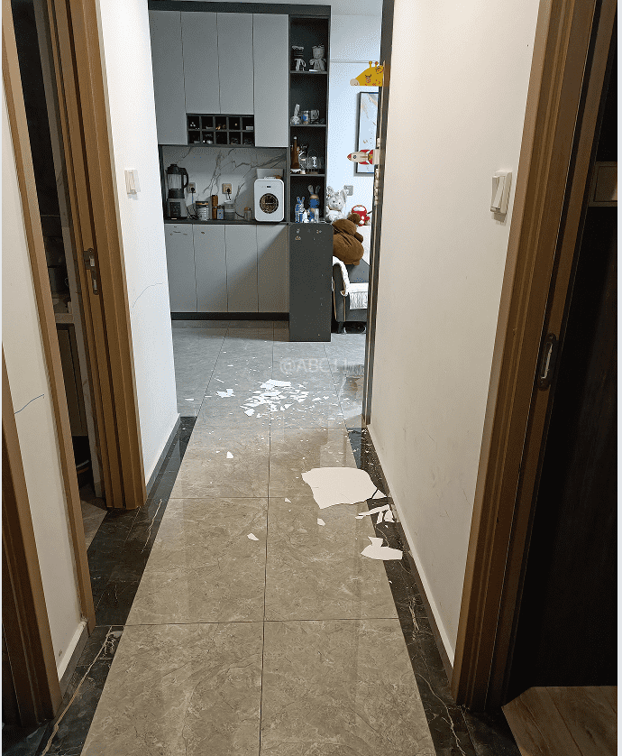 “深更半夜<strong></p>
<p>如何投资原油</strong>,又掉一大块下来”!广东一小区业主怒了