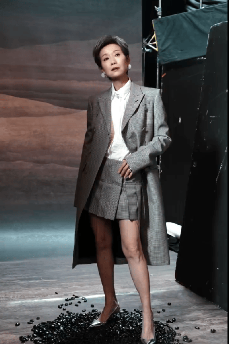 短发短裙造型惊艳！叶童更新动态：很久没穿过短裙了