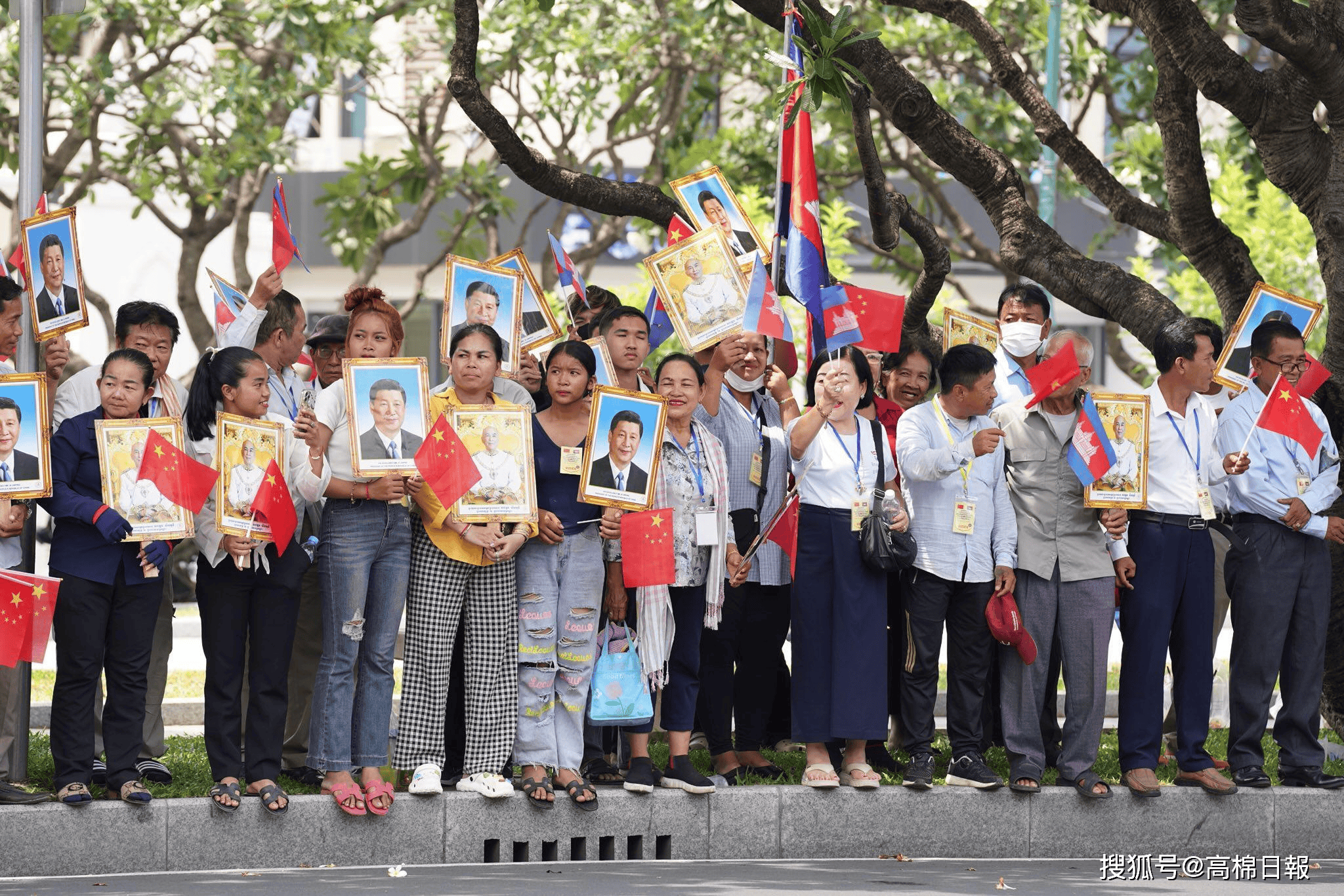 习近平抵达柬埔寨 西哈莫尼国王机场迎接