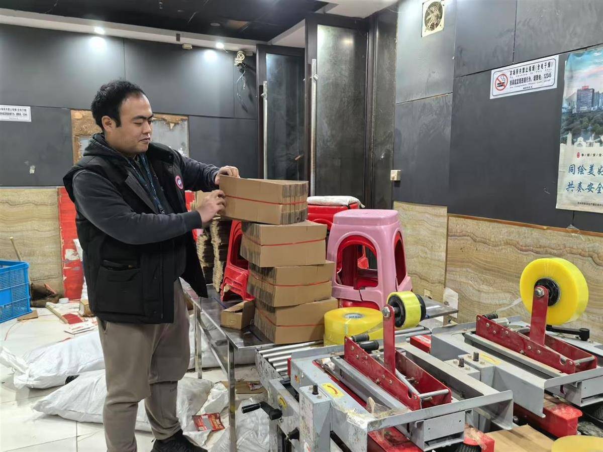 他发出的81万件快递全是电诈卡片<strong></p>
<p>中质原油</strong>!武汉江岸警方破获特大诈骗案