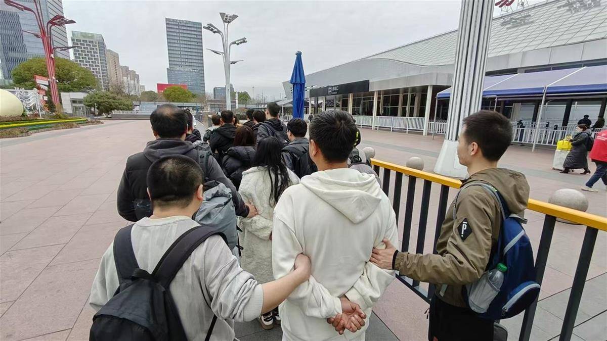 他发出的81万件快递全是电诈卡片<strong></p>
<p>中质原油</strong>!武汉江岸警方破获特大诈骗案