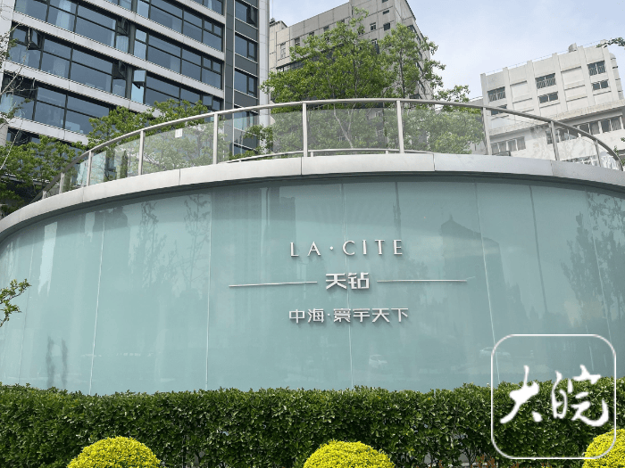 武汉长江边一54层住宅楼顶出现“楼上楼” 部门回应:已立案调查违建情况