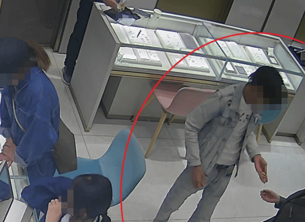 杭州大爷理发金项链不翼而飞<strong></p>
<p>国际原油消息</strong>,金属探测器都用上了,谁偷的?