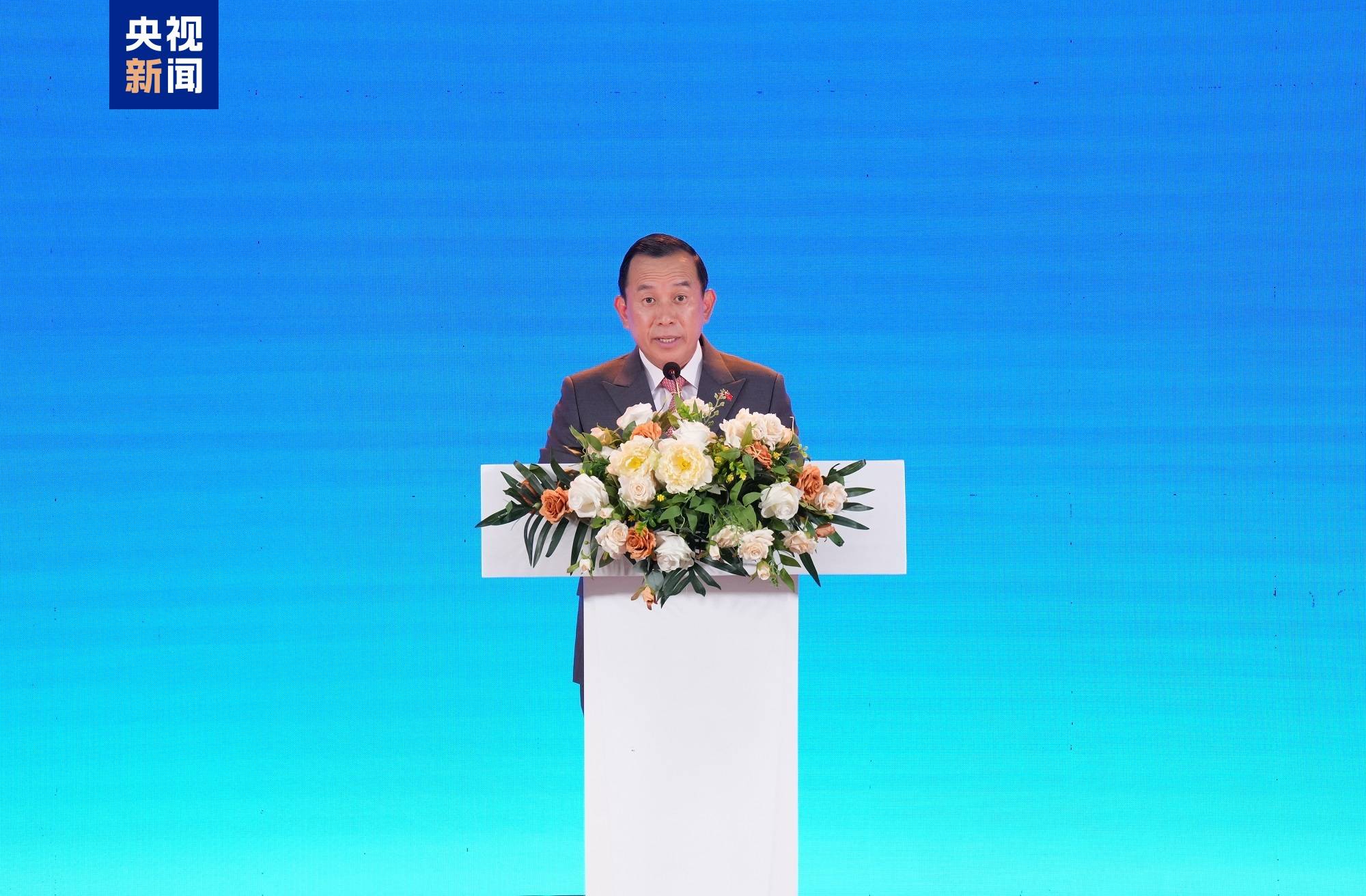 《平“语”近人——习近平喜欢的典故》（柬埔寨语版）在柬埔寨主流媒体播出