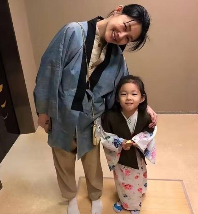 大S儿女回北京<strong></p>
<p>中原油田待遇</strong>,张兰拉着小玥儿逛街,网友夸汪小菲好帅