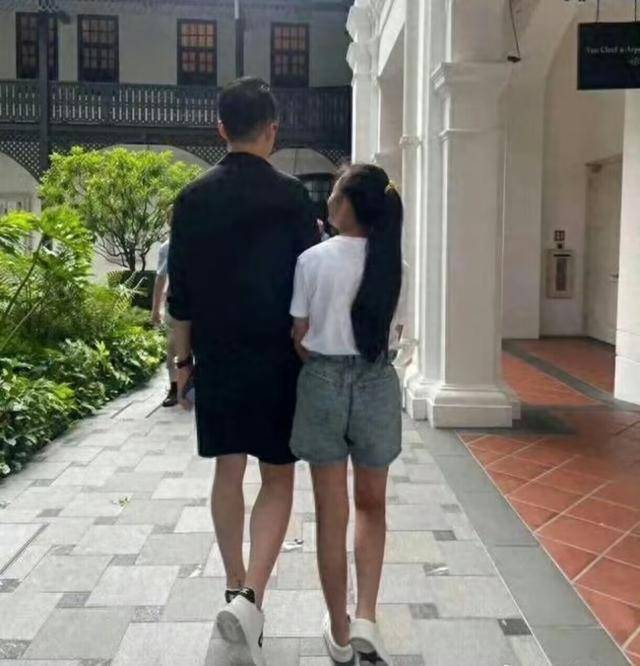 大S儿女回北京<strong></p>
<p>中原油田待遇</strong>,张兰拉着小玥儿逛街,网友夸汪小菲好帅