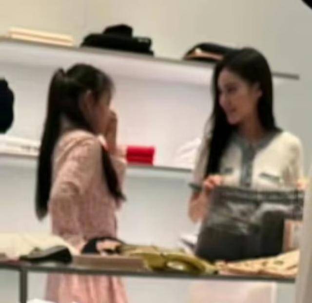 大S儿女回北京<strong></p>
<p>中原油田待遇</strong>,张兰拉着小玥儿逛街,网友夸汪小菲好帅