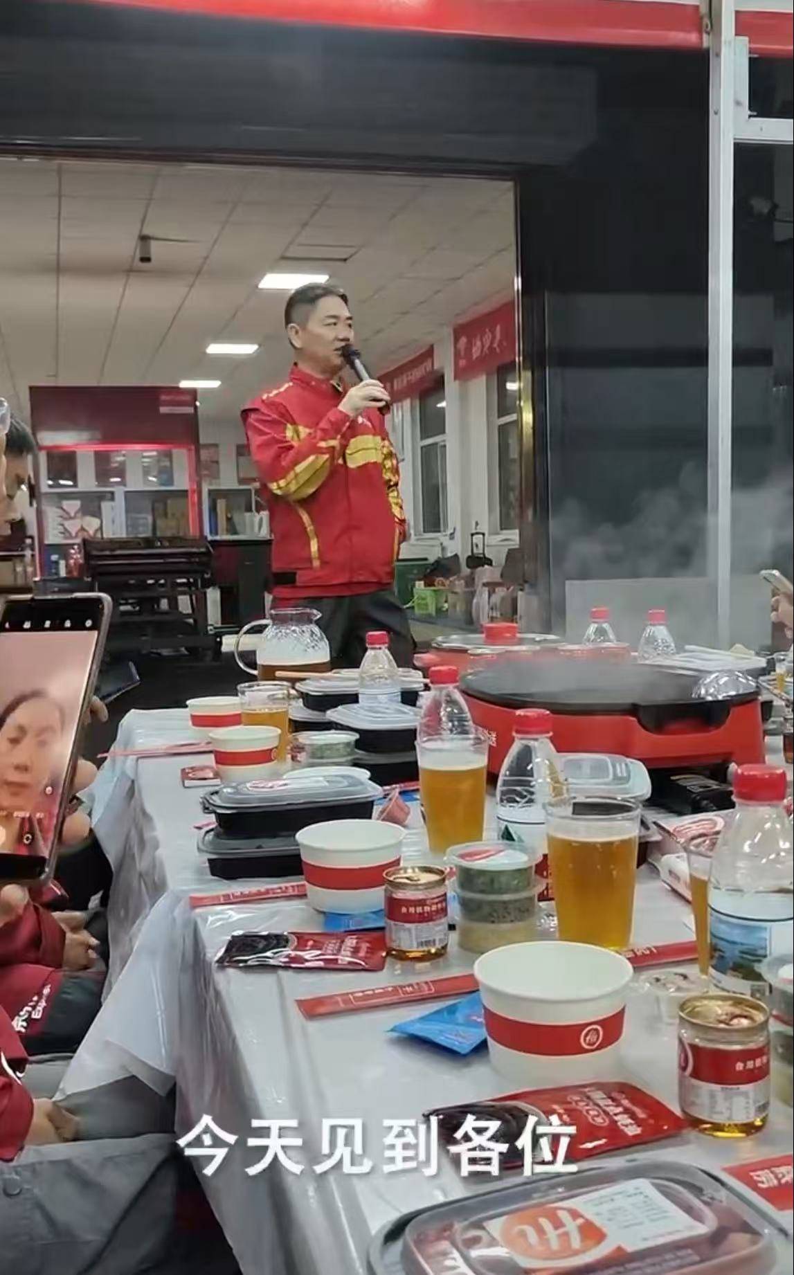 刘强东冲到一线:白天送外卖<strong></p>
<p>原油价格走势分析</strong>,晚上请骑手吃海底捞