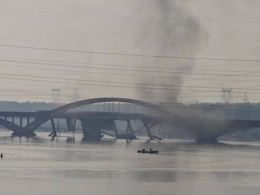 北京潮白河大桥部分路段起火坍塌<strong></p>
<p>原油cl</strong>，官方：原因正调查