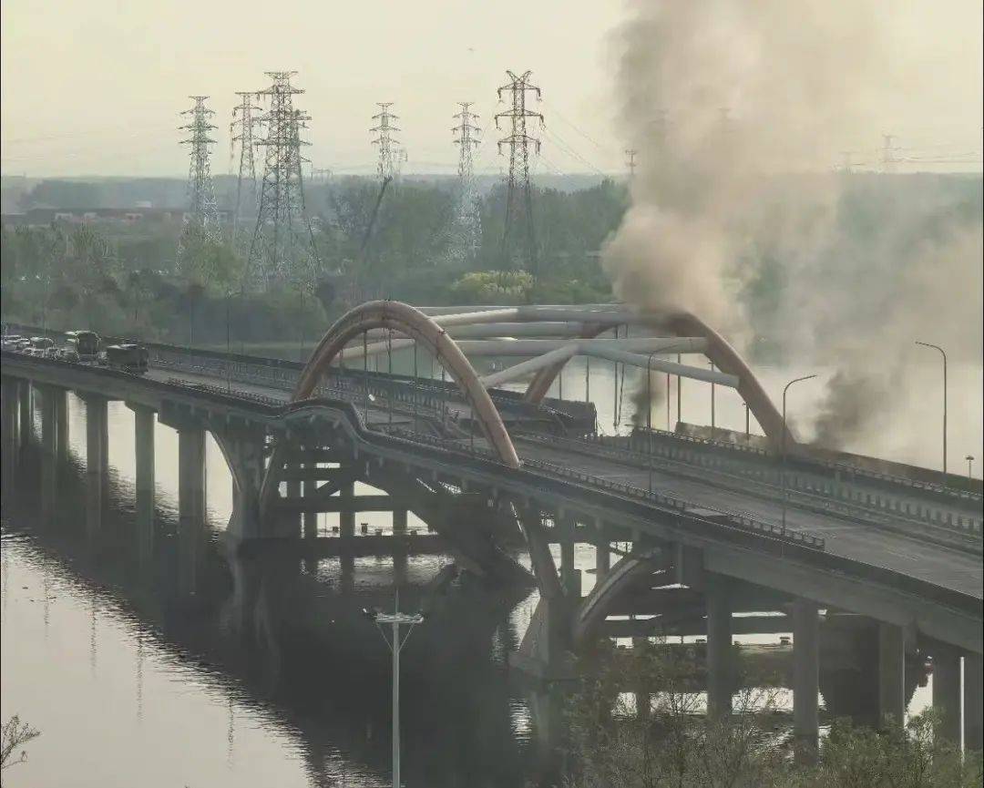 北京潮白河大桥部分路段起火坍塌<strong></p>
<p>原油cl</strong>，官方：原因正调查