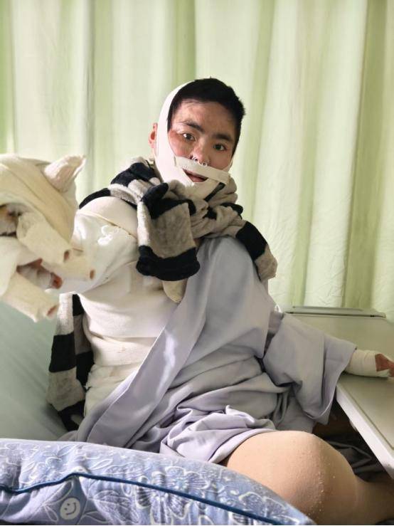 女孩被前男友泼汽油致残<strong></p>
<p>原油cl</strong>,凶手法庭上威胁杀人