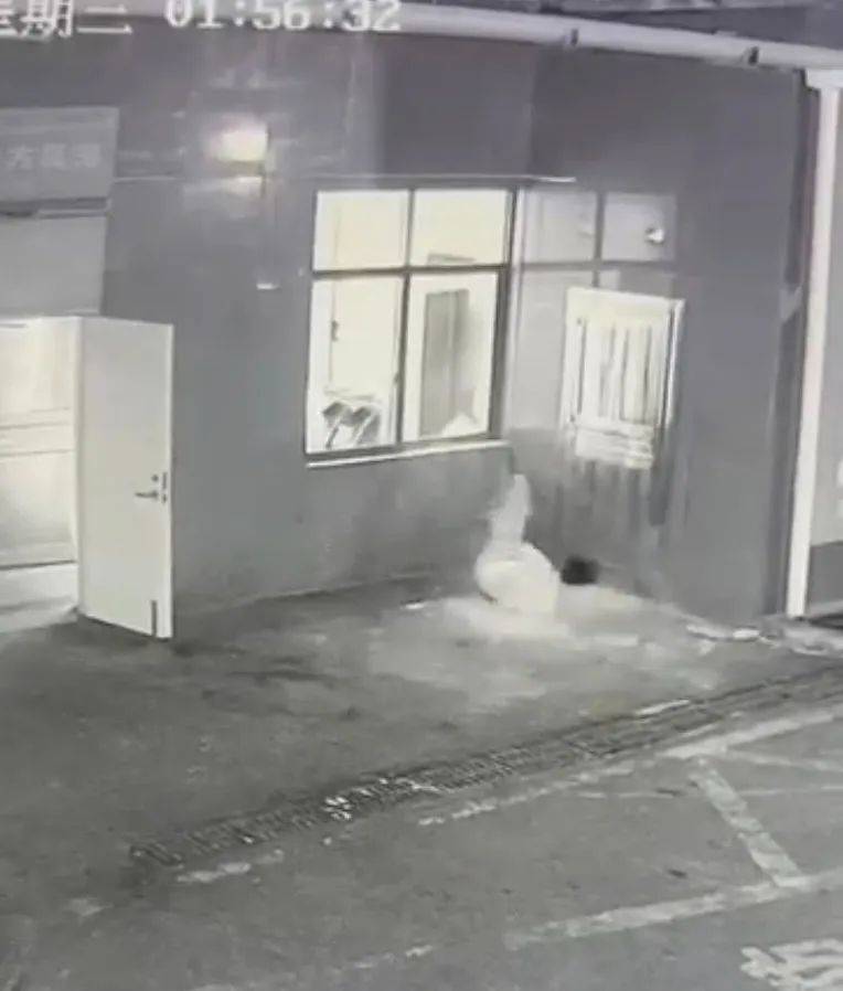 凌晨男子和女友发生冲突<strong></p>
<p>原油cl</strong>,突然撞碎酒店窗户跑出!酒店回应→