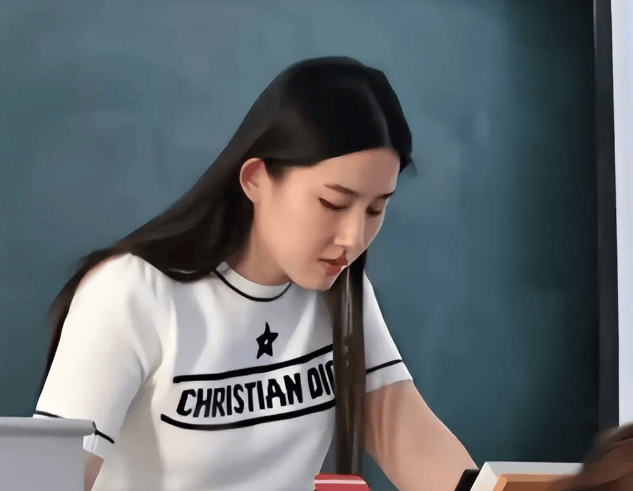 大学老师因酷似刘亦菲走红，真应了那句话：三分像她已是人间绝色