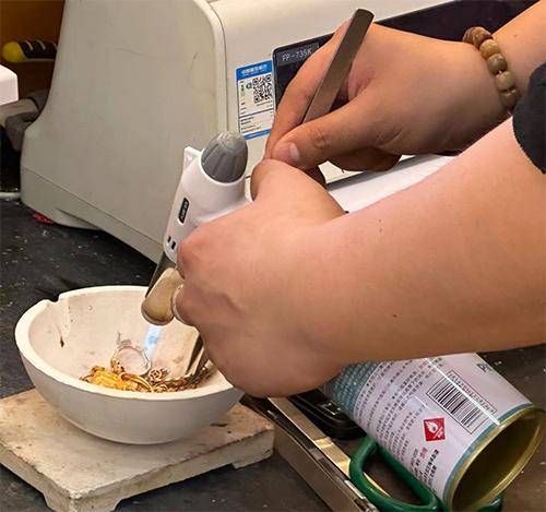 “先上车、被套住、再研究”，年轻人喜欢加入各种买金群