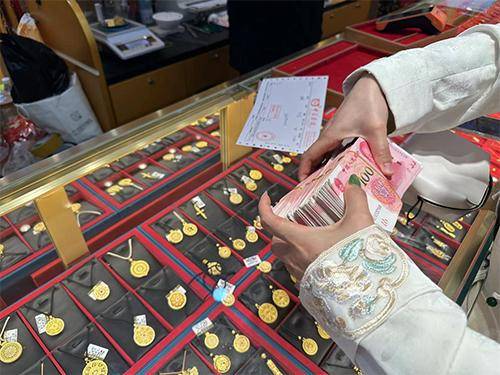 “先上车、被套住、再研究”<strong></p>
<p>吉林松原油田</strong>,年轻人喜欢加入各种买金群