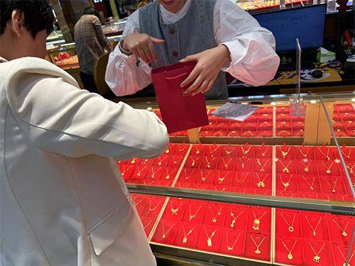 “先上车、被套住、再研究”<strong></p>
<p>吉林松原油田</strong>,年轻人喜欢加入各种买金群