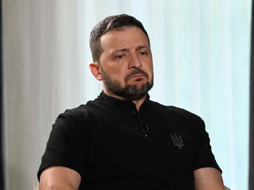 泽连斯基终于承认：乌军死亡10万，850万人外逃，乌克兰还能挤出多少动员兵？