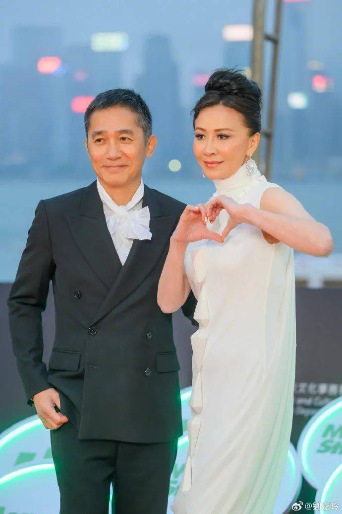 刘嘉玲连发10多张梁朝伟照片:他都不知道自己帅<strong></p>
<p>中原油田</strong>!头发白了也不肯染