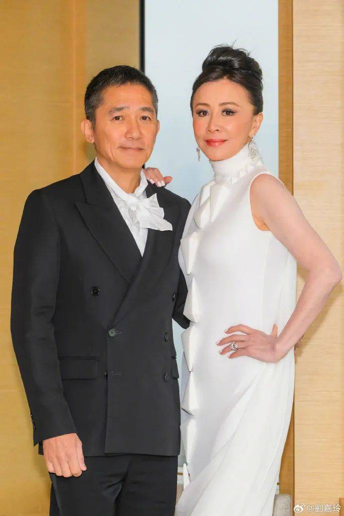 刘嘉玲连发10多张梁朝伟照片:他都不知道自己帅<strong></p>
<p>中原油田</strong>!头发白了也不肯染