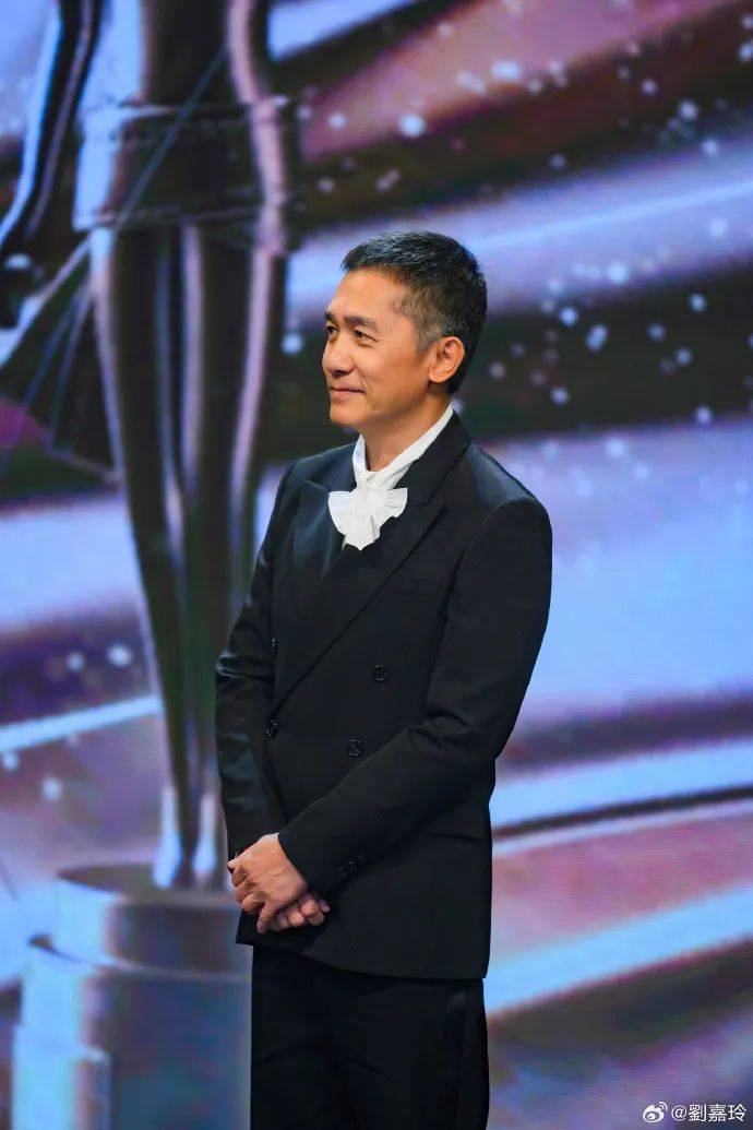 刘嘉玲连发10多张梁朝伟照片:他都不知道自己帅<strong></p>
<p>中原油田</strong>!头发白了也不肯染