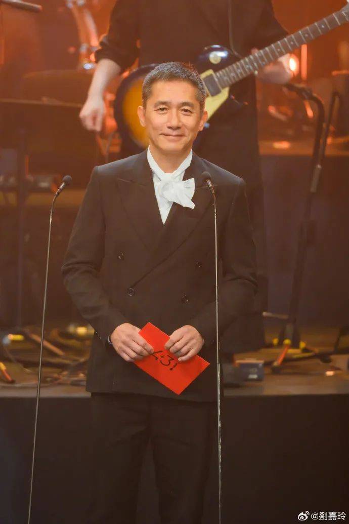 刘嘉玲连发10多张梁朝伟照片:他都不知道自己帅<strong></p>
<p>中原油田</strong>!头发白了也不肯染