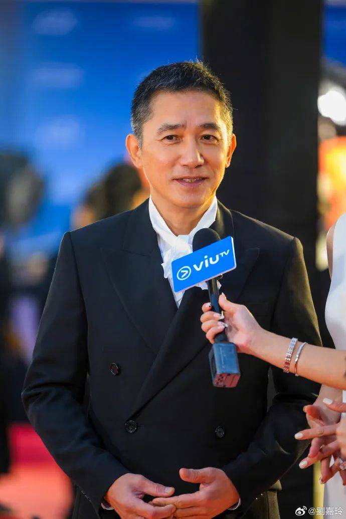 刘嘉玲连发10多张梁朝伟照片:他都不知道自己帅<strong></p>
<p>中原油田</strong>!头发白了也不肯染