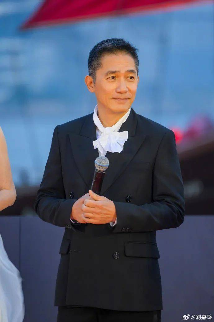 刘嘉玲连发10多张梁朝伟照片:他都不知道自己帅<strong></p>
<p>中原油田</strong>!头发白了也不肯染