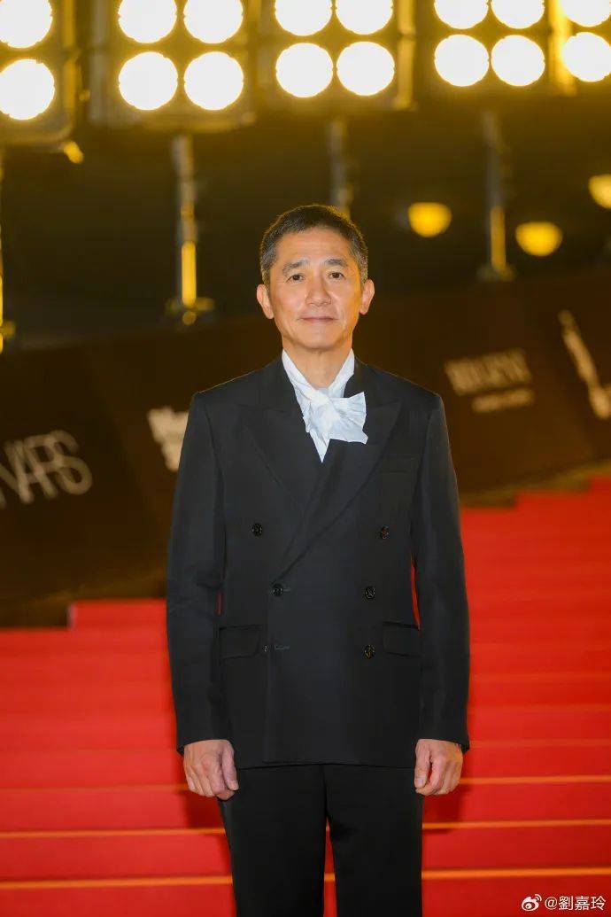 刘嘉玲连发10多张梁朝伟照片:他都不知道自己帅<strong></p>
<p>中原油田</strong>!头发白了也不肯染