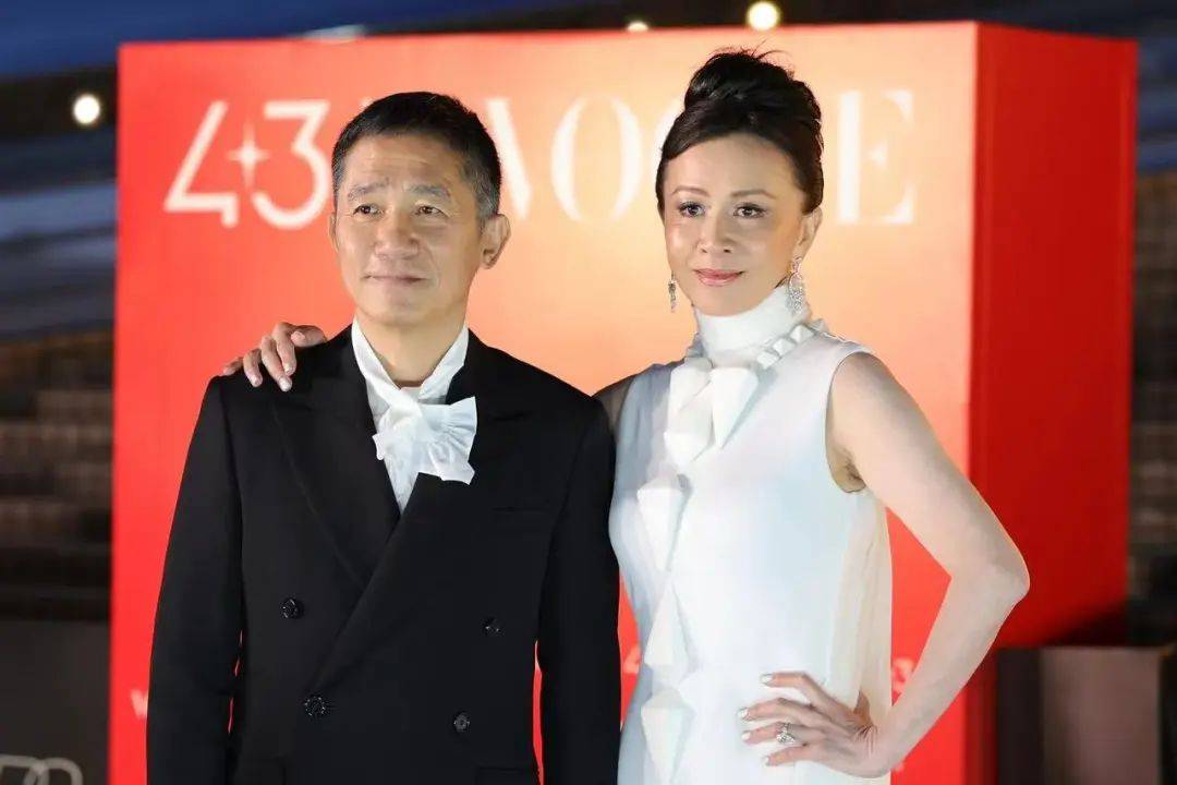 刘嘉玲连发10多张梁朝伟照片:他都不知道自己帅<strong></p>
<p>中原油田</strong>!头发白了也不肯染