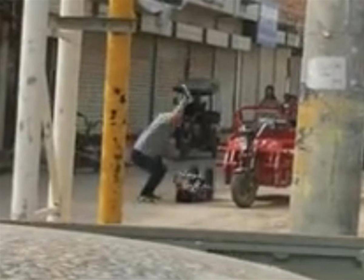 西安一男子当街踢打女子<strong></p>
<p>原油返佣</strong>,官方:两人系夫妻,因家庭矛盾发生口角